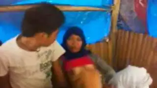 فيلم إباحي صريح: محجبة إندونيسية تمارس الجنس بقوة مع حبيبها وتصور أمام النافذة