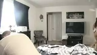 الابنة المراهقة هيوجة ساخنة بقميص النوم تتحرش بأبيها الجميل و ينيكها في غرفة نومه