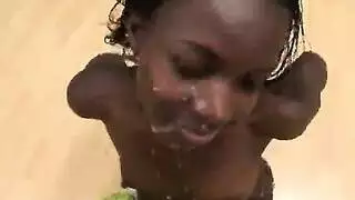 إباحية ريترو صعبة: قضيب الترانزيستور والفارس يضربان فتحاتها الضيقة