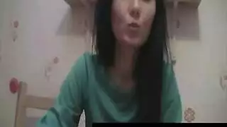 الأصدقاء ينقعون أقدامها ثم يضربون مهبلها في اغتصاب مثل