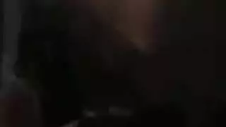 حارس أمن مفلس يركع ويأخذ قضيبًا قاسيًا في فمه