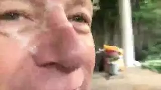 جميلة سمراء ذات صدر كبير تتباهى بملابسها الداخلية قبل تصوير فيلم إباحي صعب