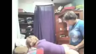 شقيقات ساخنات يستكشفن بعضهن بلعبة