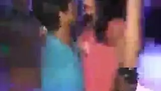 فتاة متمردة تسخر من الزائر ثم تطلب إباحية عنيفة