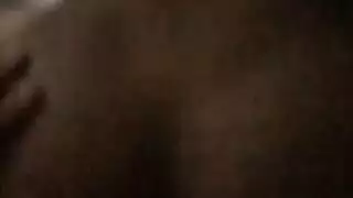 الجار يساعد الفتاة النحيفة على الهرب من التهم بجنس عنيف