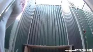 إباحية في كابينة الحمام: سيسي تستمني حتى هزة جماع شديدة