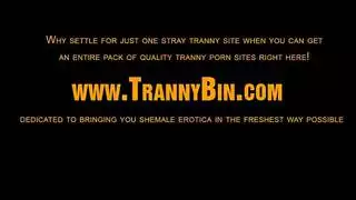 تشير الشرفة الكبيرة التي تصل إلى ساقيها مفتوحة على نطاق واسع لأداة شريكها الضخمة ، على الأرض