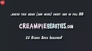 العاهرة الشابة تأخذ زبًا بينما رجلها يشاهد من عمله