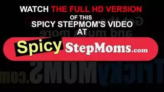 فتاة ممتلئة الجسم تخلع ملابسها لِمشهد جنسي صريح في الفناء الخلفي