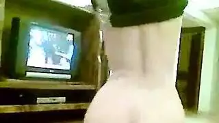 أم مصرية مغرية تخلع ملابسها إلى ملابس داخلية من أجل رقصة عربية شهوانية