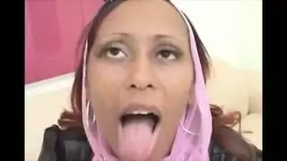 arabic: مراهقة عربية ممتلئة الصدر تحصل على قذف داخلي
