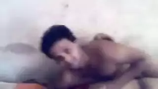 مشهد إباحي صريح: جماع بين شقيقين في ملابس نوم قرمزية