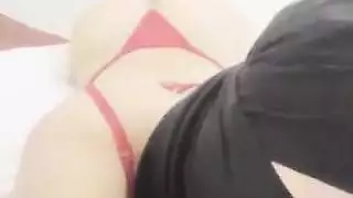 نجمة إباحية محجبة ذات مؤخرة مستديرة كبيرة تثير العدسة