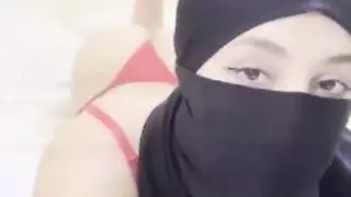 أميرة عربية محجبة تتعرض لجماع مهبلها وأقدامها في مشهد مكثف لعبادة الأقدام