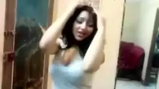رقصة عربية إباحية لجميلة تنتهي بالقذف داخليًا