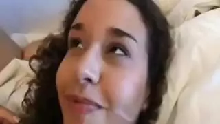 فتاة عربية شابة تأخذ قضيب الأبوي الغليظ بعمق داخلها