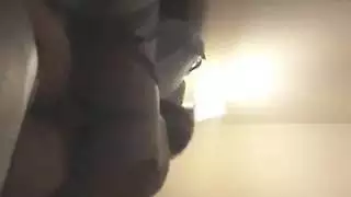 الأميرة العربية تركب شقيقها إلى