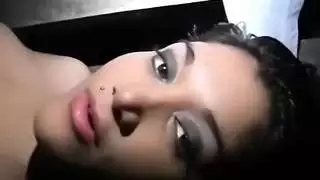 عاهرة عربية بالكعب تأخذ عدة قضبان في الخارج