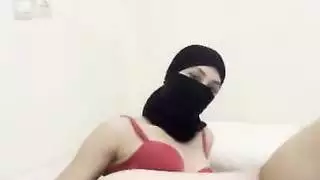 فتاة عربية محتشمة في نقاب تستمني فرجها العصير بإثارة شديدة