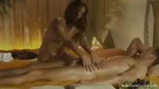 التدليك الغريب ينتهي بالحلق العميق والقذف الداخلي