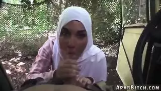 إباحي صريح: عاهرة شرق أوسطية تبلع قضيب السياسي بعمق