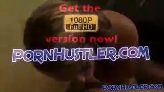 فتاة شقراء وصديقتها تمارسان الجنس السحاقي الإباحي على الأريكة