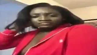 الشقراء تخلع ملابسها وتمارس الجنس مع زميلتها في النهار