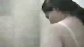 زوجة هاوية تمص قبل ممارسة جنسية جماعية شديدة