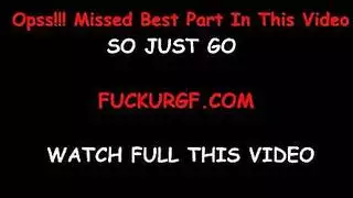 تستخدم الزوجة مفلس أباريق الحليب الضخمة لإرضاء زوجة زوجها كل يوم