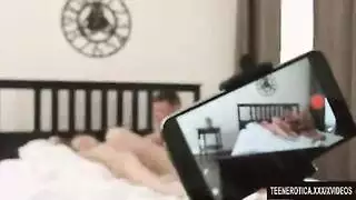 تم القبض على فاتنة شقراء في سن المراهقة بينما كانت ترقص وربطت في قبو النادي