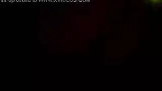 بنت سغير ترتدي البنبز