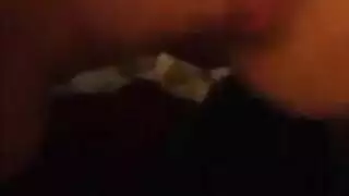 جنس هندي صريح: يتم لعق فرجها في الطبيعة حتى تصرخ