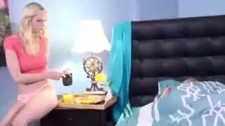 أمه وأخته يساعداه