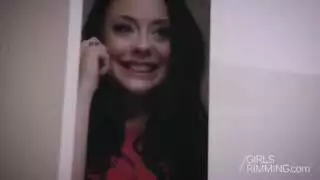 نك جماعي لجميع الفتحات في الحمام: فم عميق، لحس شرجي، وقذف داخل المهبل