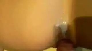 شقراء هواة ذات ثدي صغير تتعرى وتظهر مواهبها الإباحية