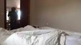 خادمة الفندق تذهل من قضيب الضيف الأسود العملاق