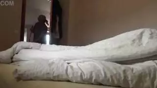 فرنسي مثير يفاجئ الخادمة بقضيبه الأسود الكبير