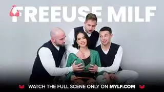 أطلق سراحه بجوارها من أجل بعض حركة المهبل المتسع