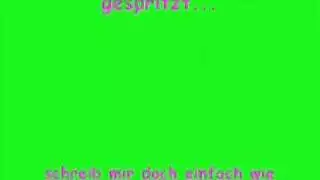 شقراء نحيلة تتعرى تماماً في مشهد إباحي صريح