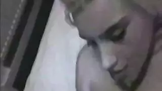 هواة روسية مكتنزة تعطي عامل توصيل جماعًا صريحًا في الخارج