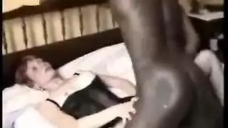 شقراء صغيرة تمص وتضاجع بطريقة رجلها