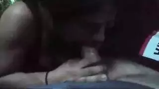 فتاة سمراء مغرية في شباك صيد أحمر تستمتع أمام الكاميرا بإثارة صريحة