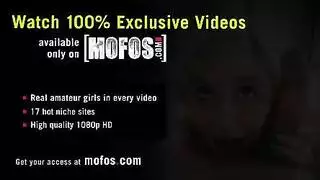 إباحية في غرفة المعيشة: إليزابيث تُنك بقوة على الأريكة