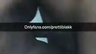 مراهقة إبوني ترتدي بيكيني تداعب فرجها على الرمال حتى تصرخ