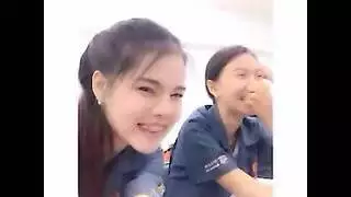 العارضة الآسيوية اليائسة تمارس الجنس بقوة مع مصورها في مشهد إباحي ساخن