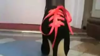 استمناء فامبوي بقضيب اصطناعي وجوارب طويلة من الدانتيل