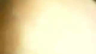 عاهرة شقراء تمارس وضعية الكلب بقوة، تصرخ في نشوة هزة الجماع