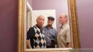 بنات ناضجات تغوي والدهن في لقاء صريح