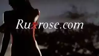 يبعبص حبيبته الشقراء بقوة