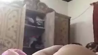 منقبة نزوة تستثار من مشاهدة أفلامها الإباحية